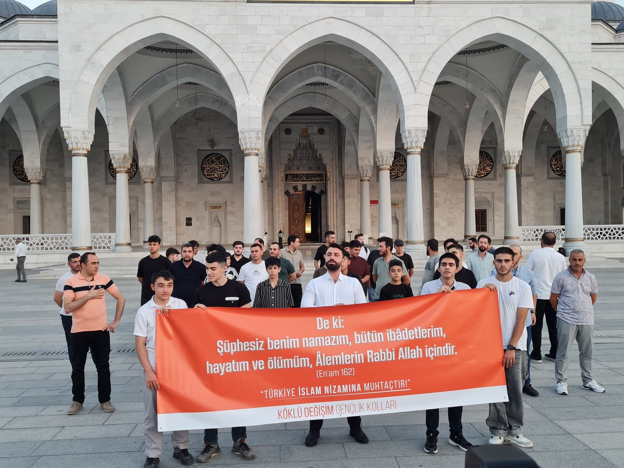 De ki: “Şüphesiz benim namazım, bütün ibâdetlerim, hayatım ve ölümüm, Âlemlerin Rabbi Allah içindir.”