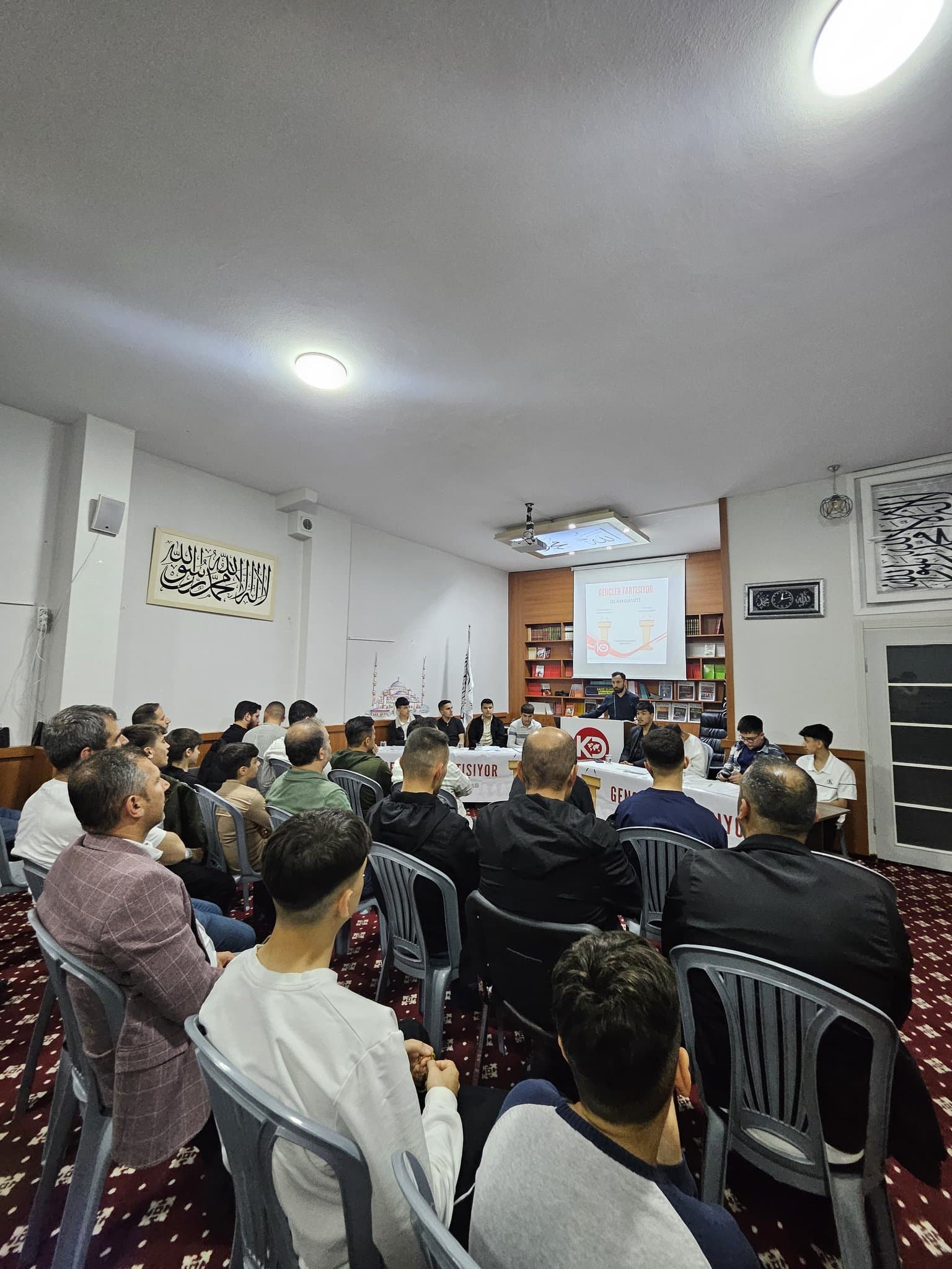 Köklü Değişim Gençlik Kolları İstanbul olarak Bağcılar Temsilciliğimiz de münazara etkinliğimizi icra ettik.