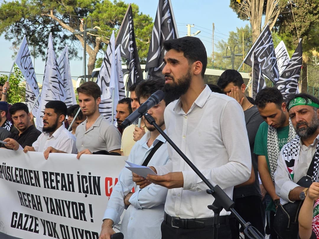 Köklü Değişim Gençlik Kolları İzmir olarak Üniversitelerle birlikte "Refah Yanıyor Gazze Ölüyor" başlıklı basın açıklamamızı gerçekleştirdik