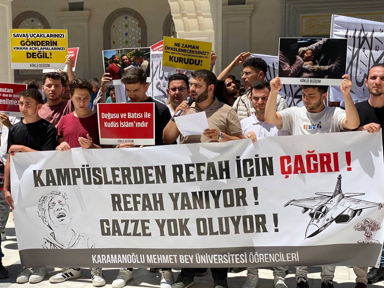 Köklü Değişim Gençlik Kolları Karamanoğlu Mehmet Bey Üniversitesi olarak "Refah'ta Katliam Var! Kınamayı Bırakın Harekete Geçin" başlıklı basın açıklası