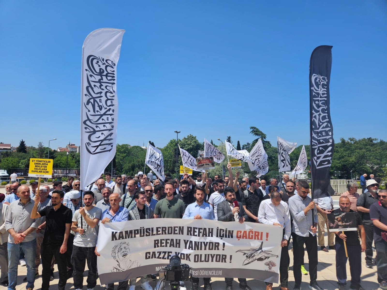 Köklü Değişim Gençlik Kolları Marmara Üniversitesi olarak "Refah'ta Katliam Var! Kınamayı Bırakın Harekete Geçin" başlıklı basın açıklaması